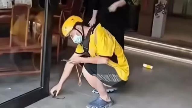 登顶热搜！外卖员骂女子“肥头大耳”遭暴打，网友：真话才是快刀