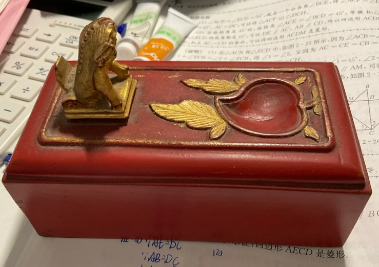 想问问uc老铁们，挺急的，这是我外婆传下来的，大概也有100多年了，但是不知道是