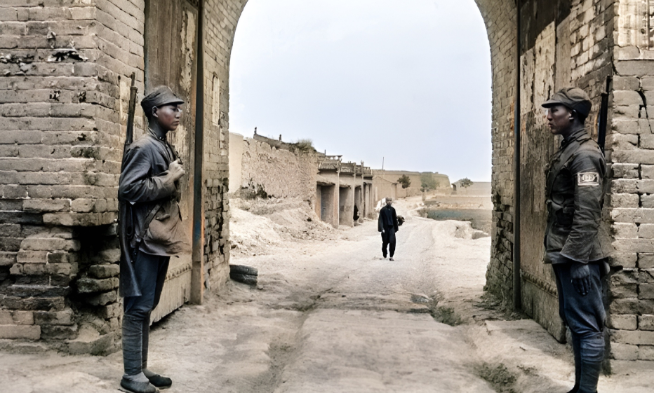 1938年，延安城城门旁两边各有一名八路军战士背着步枪站岗。两名八路军战士虽然穿
