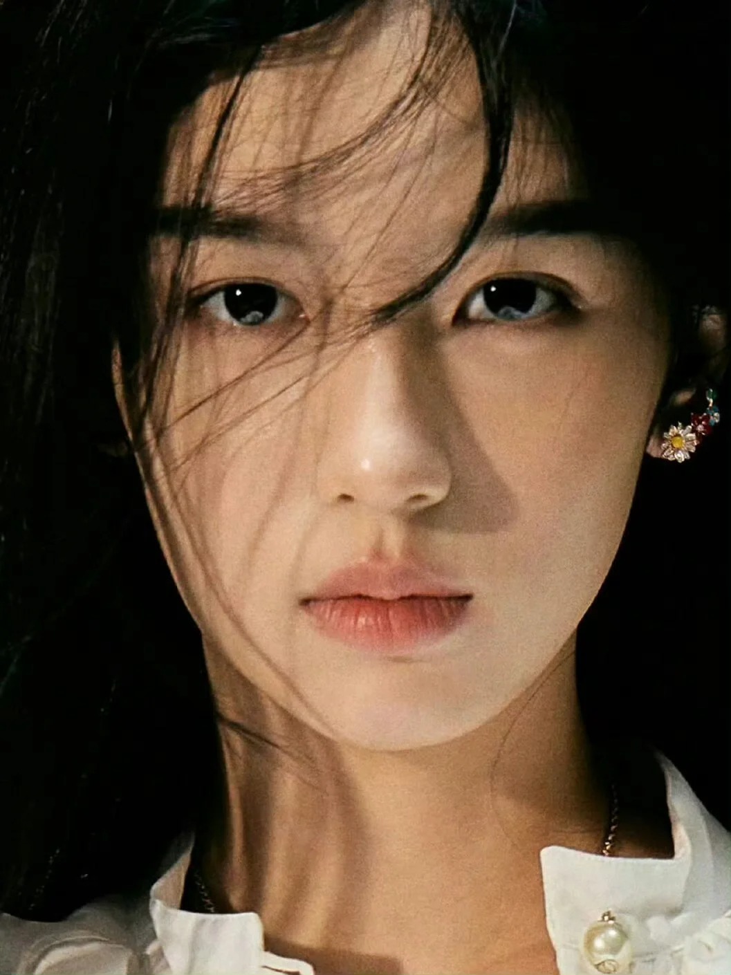 妆造和公司规划路线耽误了也子的清冷感
也子很精致，是从五官头脸骨架都在配合的精致