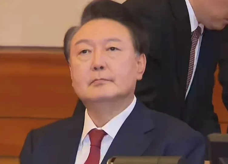尹锡悦没有返回首尔拘留所，而是在结束辩论之后前往了医院，看来尹锡悦似乎已经开始实