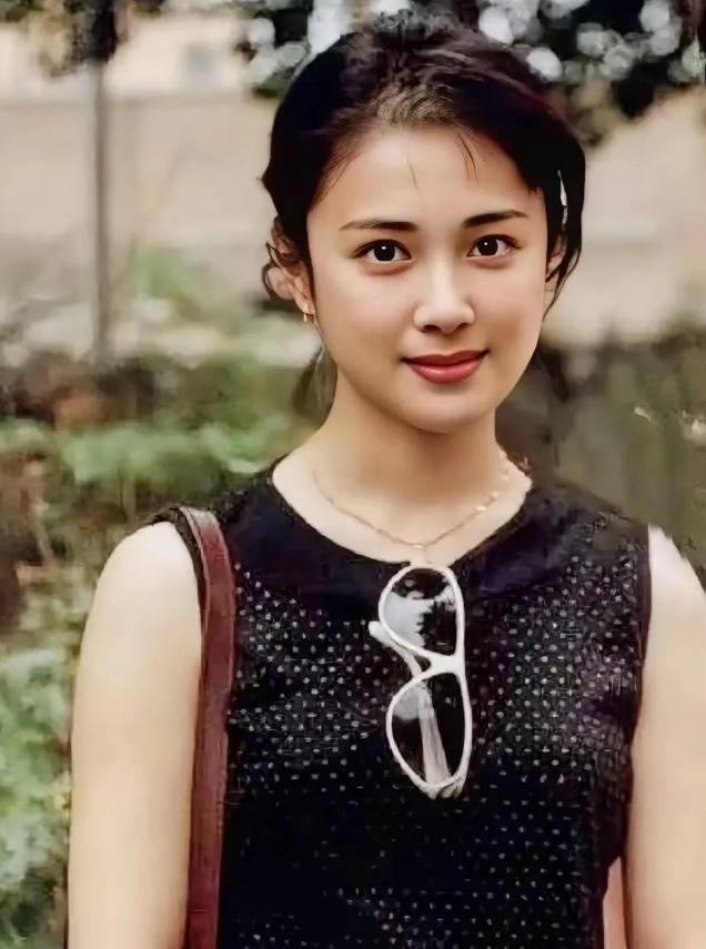 年轻时的傅艺伟堪称惊艳，八十年代的她无美颜无滤镜，是纯天然美女。眉眼如画，气质高