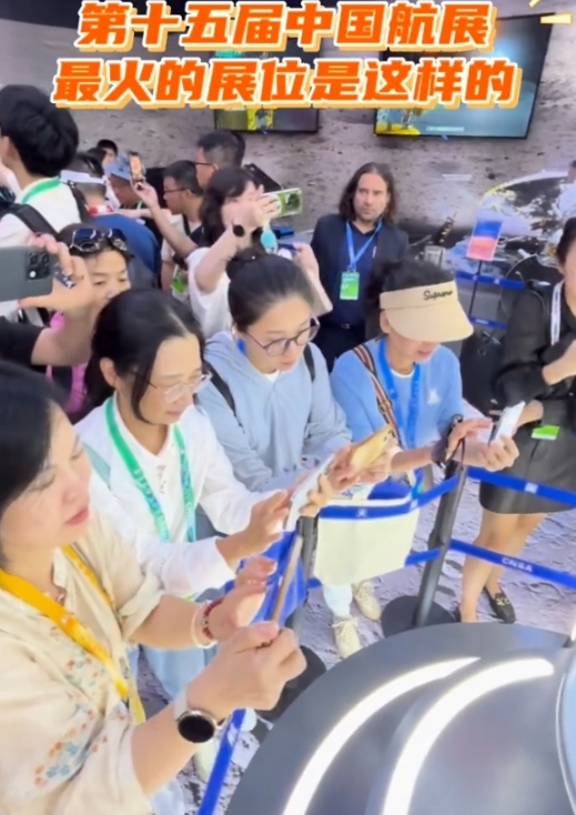 航展最火的展位来了，11月13日，广东珠海，第十五届中国航展的一个特殊展位吸引了