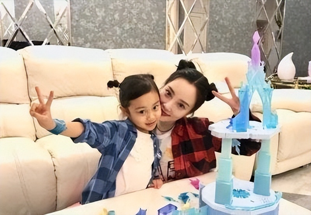 离婚5年,才看懂李小璐的这盘“大棋”,原来宋丹丹真的没说错(李小璐和宋丹丹演的电影)-第23张图片-九妖电影 离婚5年,才看懂李小璐的这盘“大棋”,原来宋丹丹真的没说错(李小璐和宋丹丹演的电影)-第23张图片-九妖电影