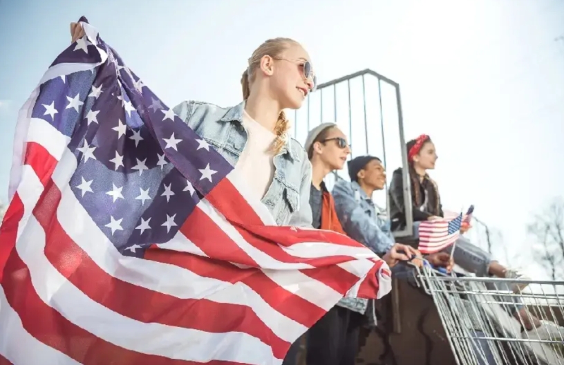 惊掉下巴，美国移民局最新消息！美国一边遣返非法移民，一边又放开移民限制，实现宽松