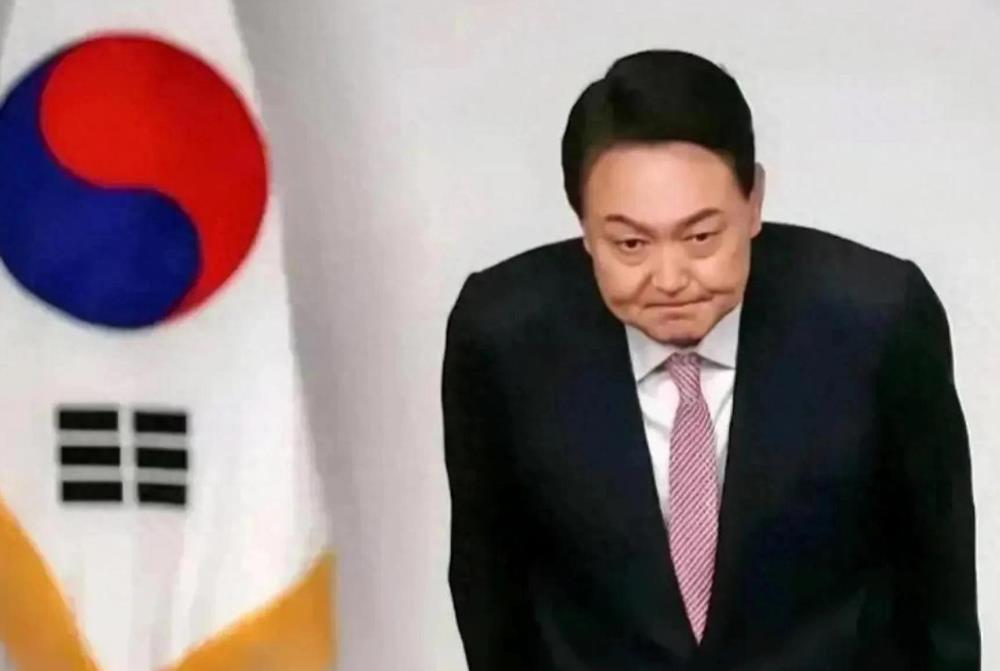 12月4日，韩国总统办公室室长等集体辞职，韩国执政党要求尹锡悦退出执政党，内阁集