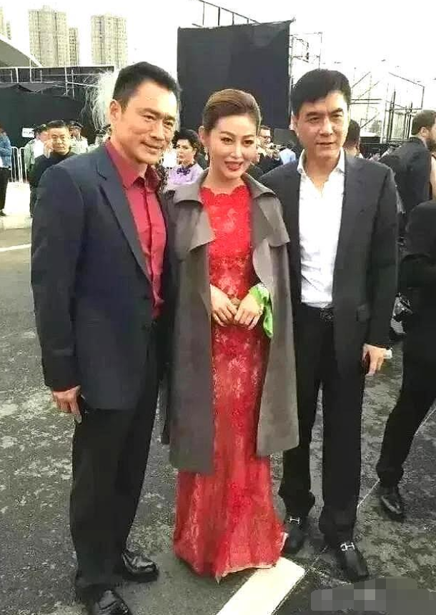 三十年时光飞逝，当年《水浒传》的演员们重聚一堂，瞧那西门庆、潘金莲、武松三人同框