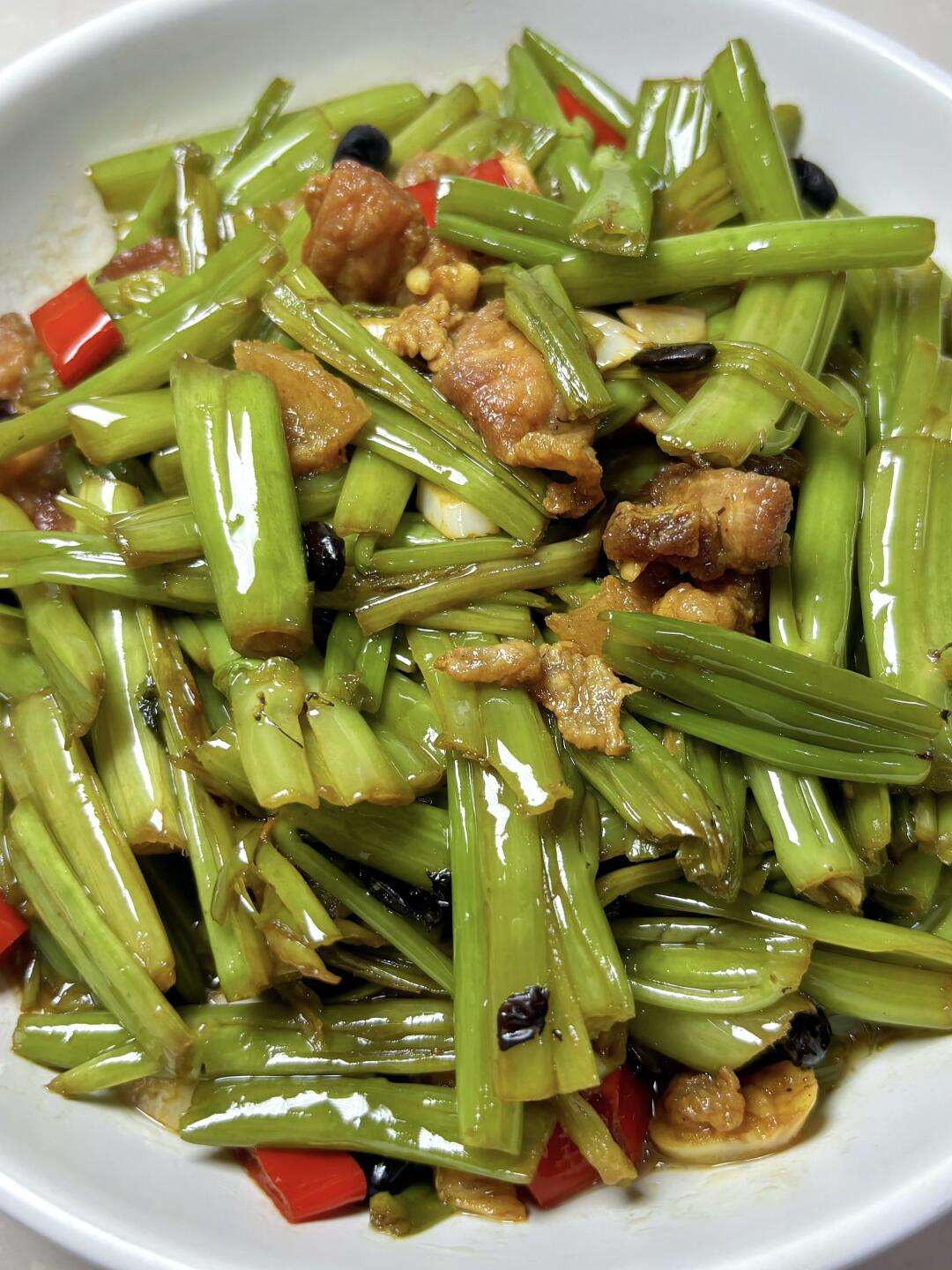 姐妹们，都去做这道超快手巨下饭无敌好吃的家常菜空心菜梗炒五花肉‼️脆爽的菜梗子配