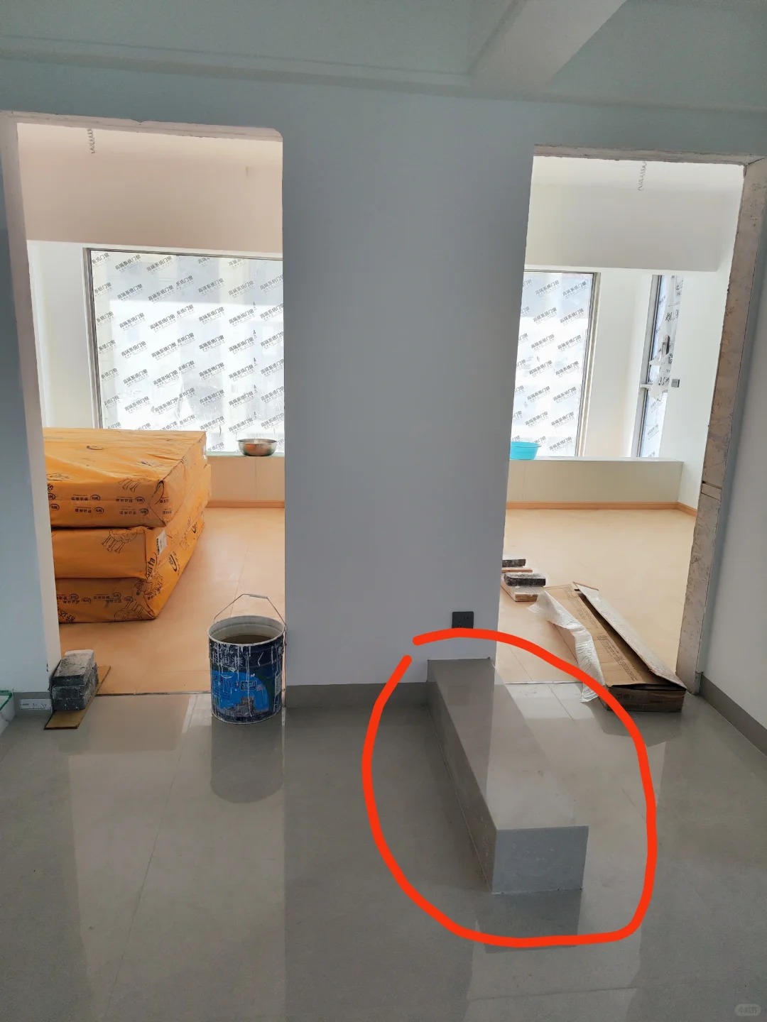 卧室门口这根不能砸的地梁困扰我太久了，哪位大师帮我设计一
