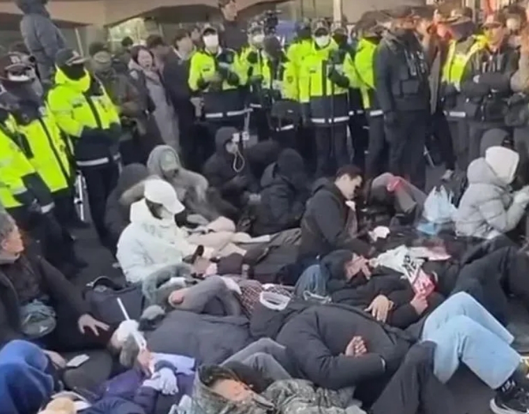 韩公调处把逮捕令移交给警方，这尹锡悦总统还抓吗？

逮捕令的有效期就剩下最后一天