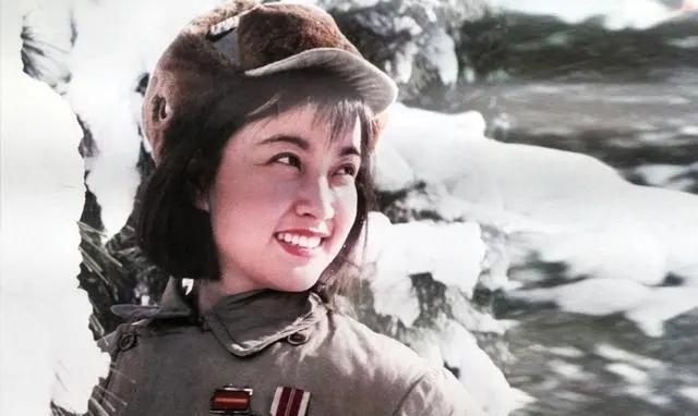 “上甘岭战役”伤员救治所里，一个遍体鳞伤的排长因尿不出来尿，憋得脸色通红，一直呻