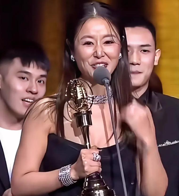 48岁的林心如又迎来自己的高光时刻！
这一好消息，娱乐圈也炸开了锅！

不得不承