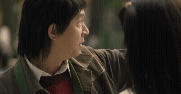 《六姊妹》欧阳宝和何家艺约会途中偶遇了自己在街上卖瓜子的爸爸，连忙摆手势让爸爸躲
