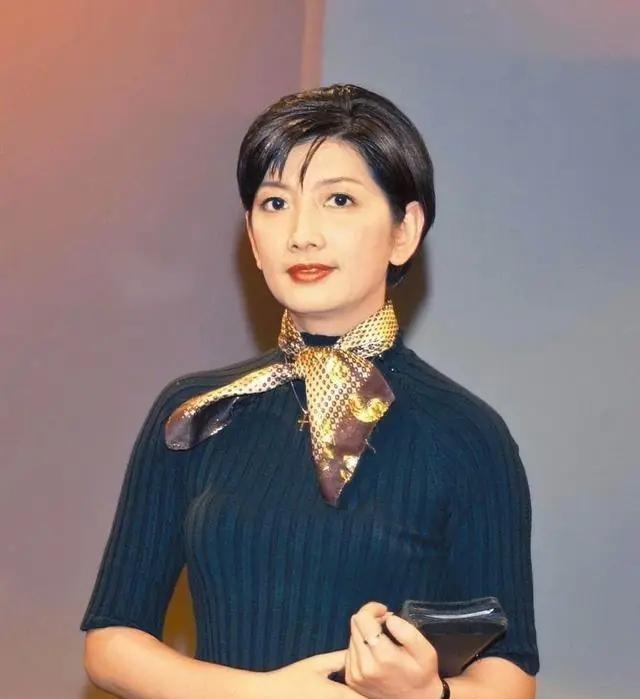 【明星辉煌背后的困顿人生引人深思】
看过那篇文章，我真心觉得，娱乐圈的光环背后，