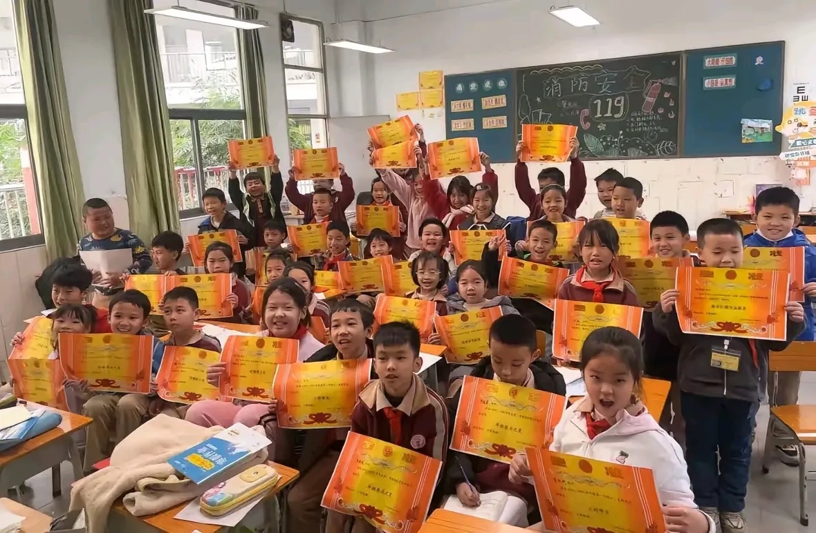 引发争议！某个小学，一位班主任，期末放假，老师给每个学生发奖状，学生都很开心，但