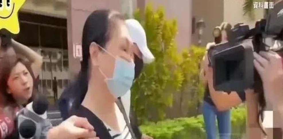 守在女儿家门口多日的记者终于在春节期间捕捉到大S妈妈的身影。

自从大S离世后首
