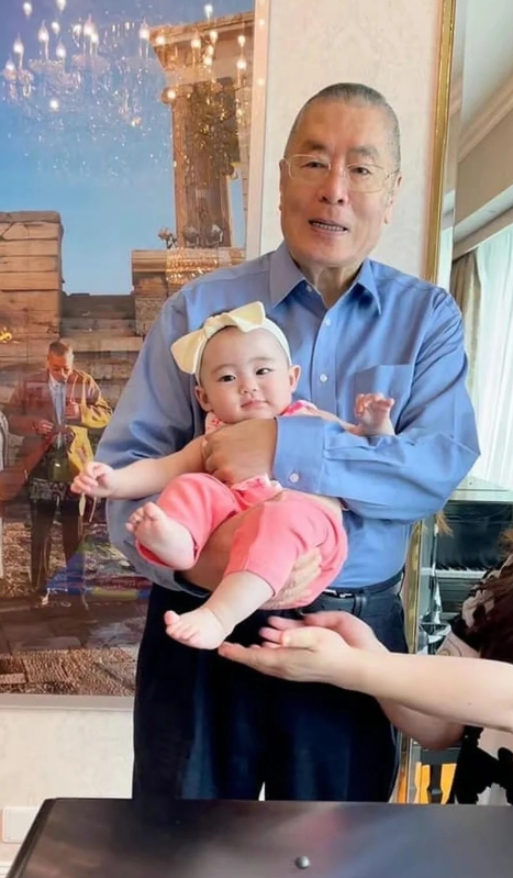 三婚抱到小37岁娇妻，年过80再当爹