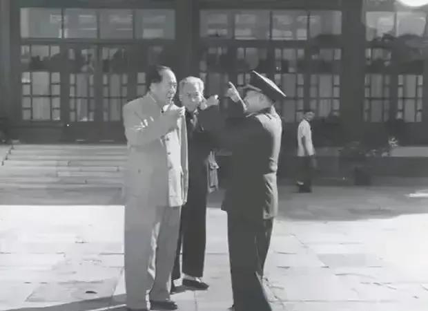 大家仔细看，空军司令员刘亚楼究竟是什么原因，在毛主席面前竟然这么高兴。
1962