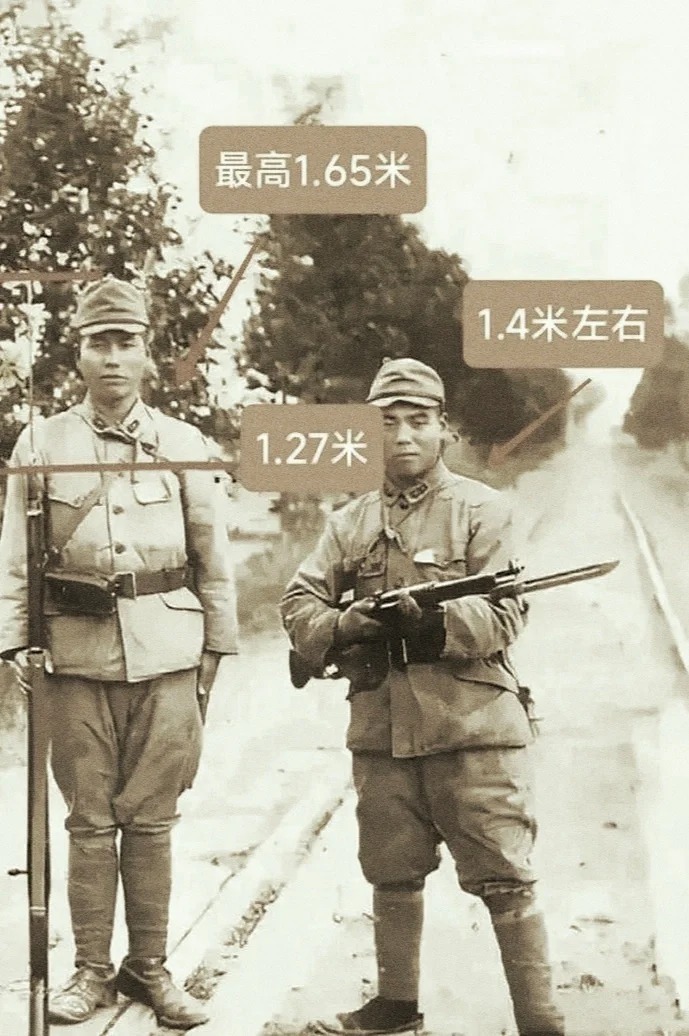 1941年，两个日军士兵的照片
1941年，山西，一张被俘虏的两个日军与我军战士