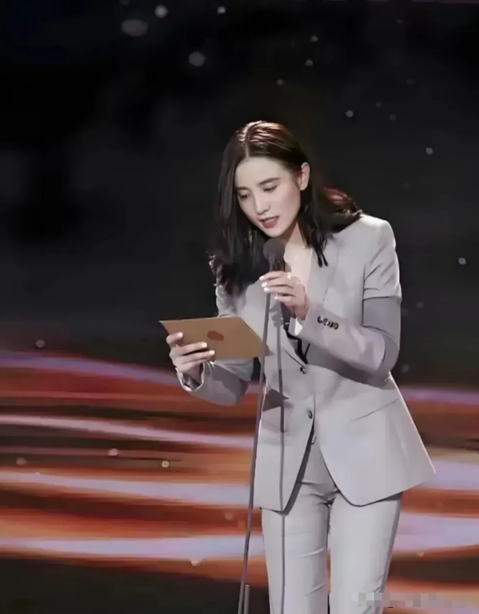 宋佳就因为穿了条紧身裤在网上受到吐槽！
真是搞不懂网友，穿个衣服又没违规，关你什