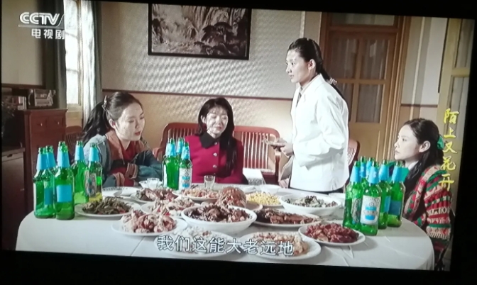 《陌上又花开》。高小飒带着闺蜜来马春秀饭店挑事，马春秀还得忍着赔笑脸。马春秀也没