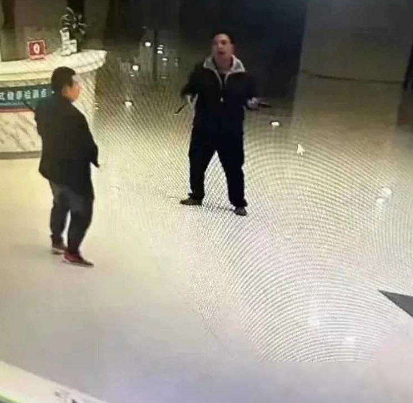 太恐怖啦！那简直就是魔鬼行径，5月7日，云南镇雄城南医院惊现一男子持刀伤人事件，