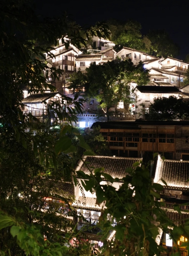 来重庆一定要吃上一次火锅！本来想吃凤霞老火锅的，但是去太晚关门了，

就找了旁边