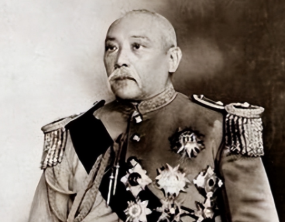 早上7点，袁世凯开始进食:12个鸡蛋，1碗鸡丝面，1盘包子。期间茸，喝参汤，正餐