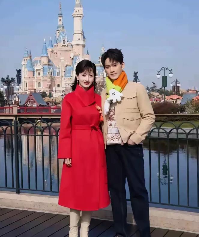 这是七十多岁的赵雅芝和她儿子的合照。单看照片，是没有人看出这是一个老年人。如果近