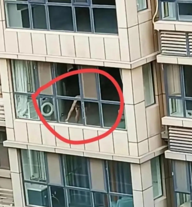 我家对面楼的女邻居实在是太不自觉了，都三十多岁的人了，常常洗完澡后一丝不挂地在客