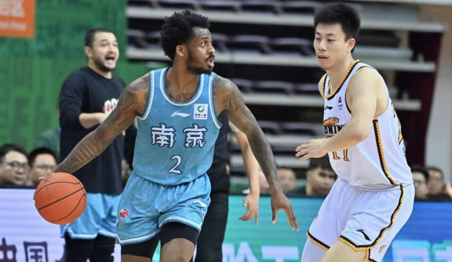 尽管本赛季失去了四节五人次外援的优势，但同曦男篮展现出了顽强的一面，一度排名前1