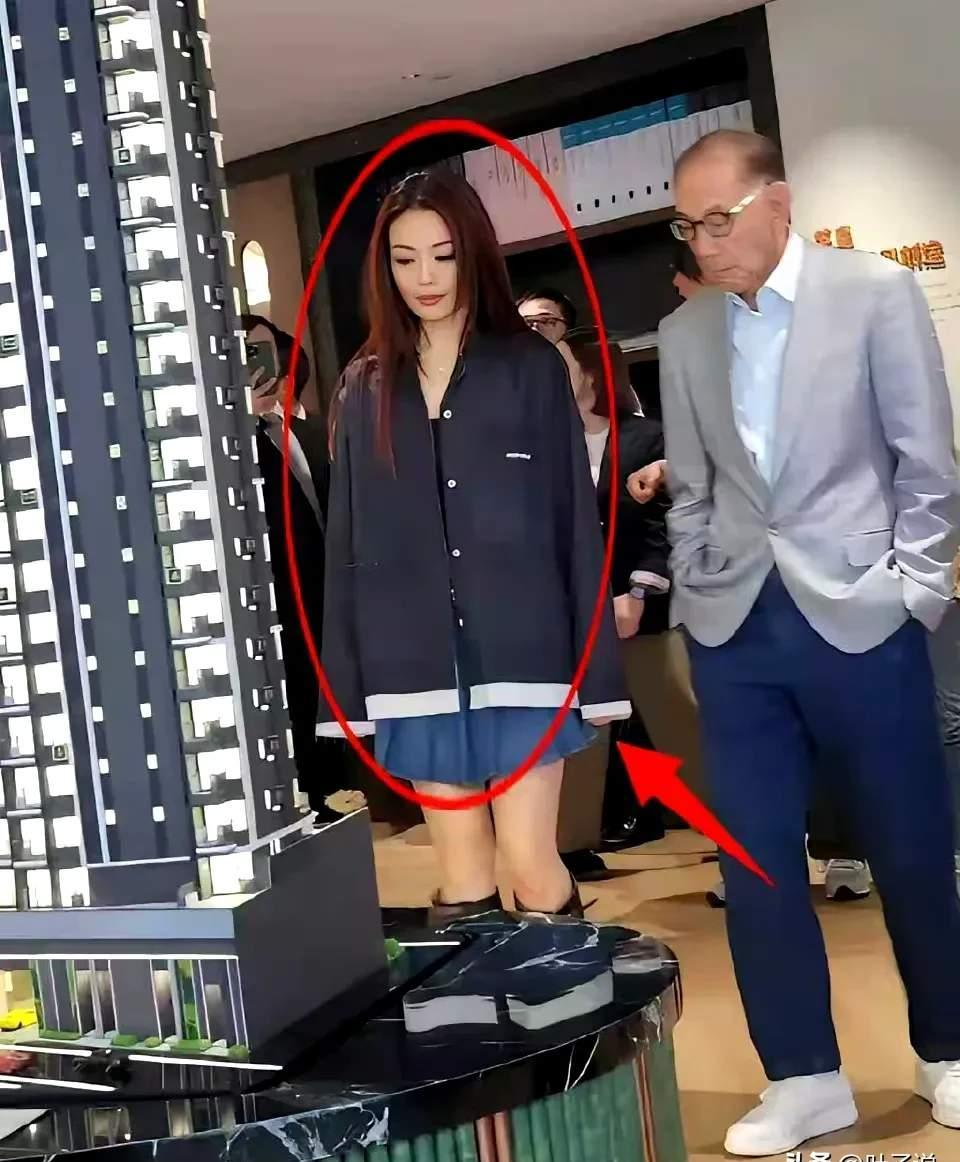 81岁的英皇老板杨受成亲自陪同容祖儿看房！
容祖儿的成功，不仅仅是靠实力，更裹挟