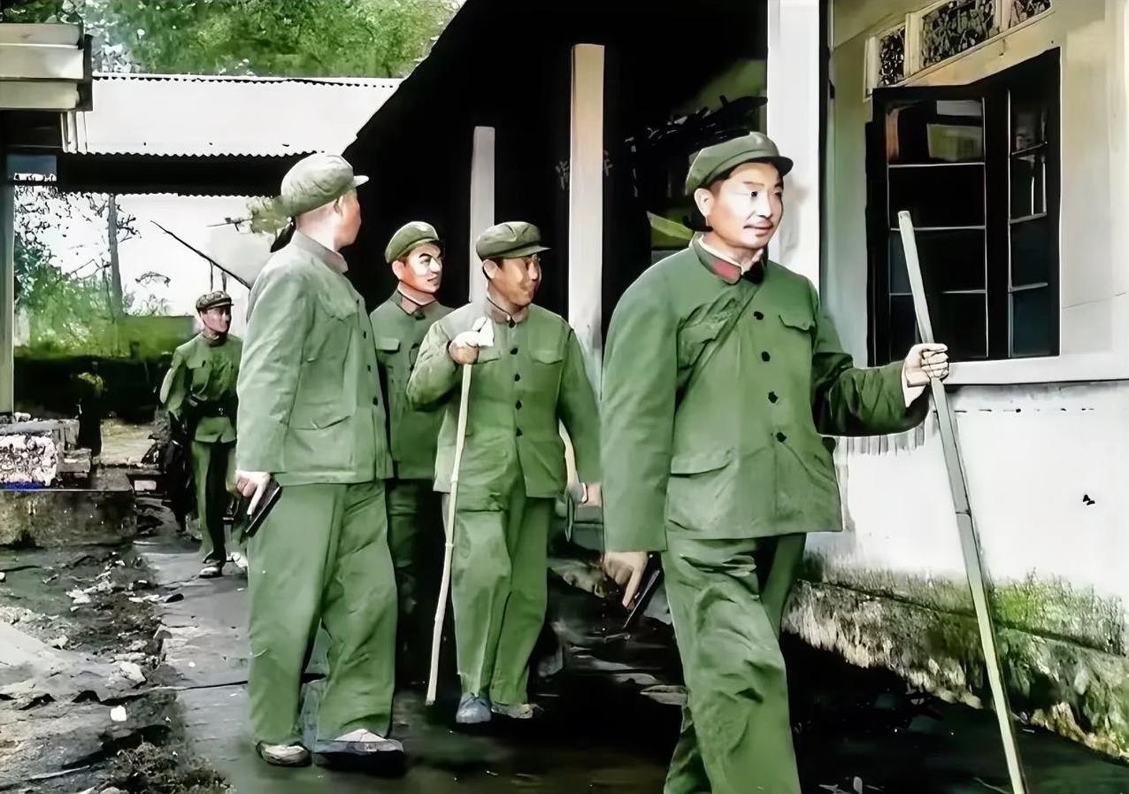 1979年，55军副军长李宏垠，拿着手枪在谅山前线巡察。他带着几名指战员，一身戎