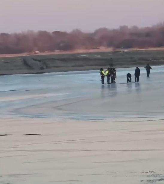 车辆冰雪天坠江后续：1家3口失联，三天过去了，车子依然在江底！