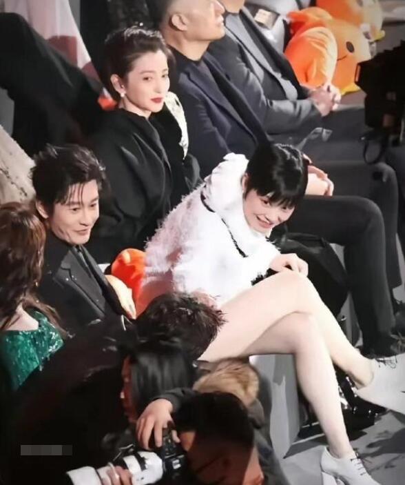 黄晓明这是在偷瞄吗？

李宇春的时尚转型无疑成为了娱乐圈的一大亮点。她身着白色短