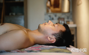 我被歹徒杀害分尸，送入殡仪馆后，由作为入殓师老婆的她亲手修复缝合，当她看见是我后，彻底发了疯。