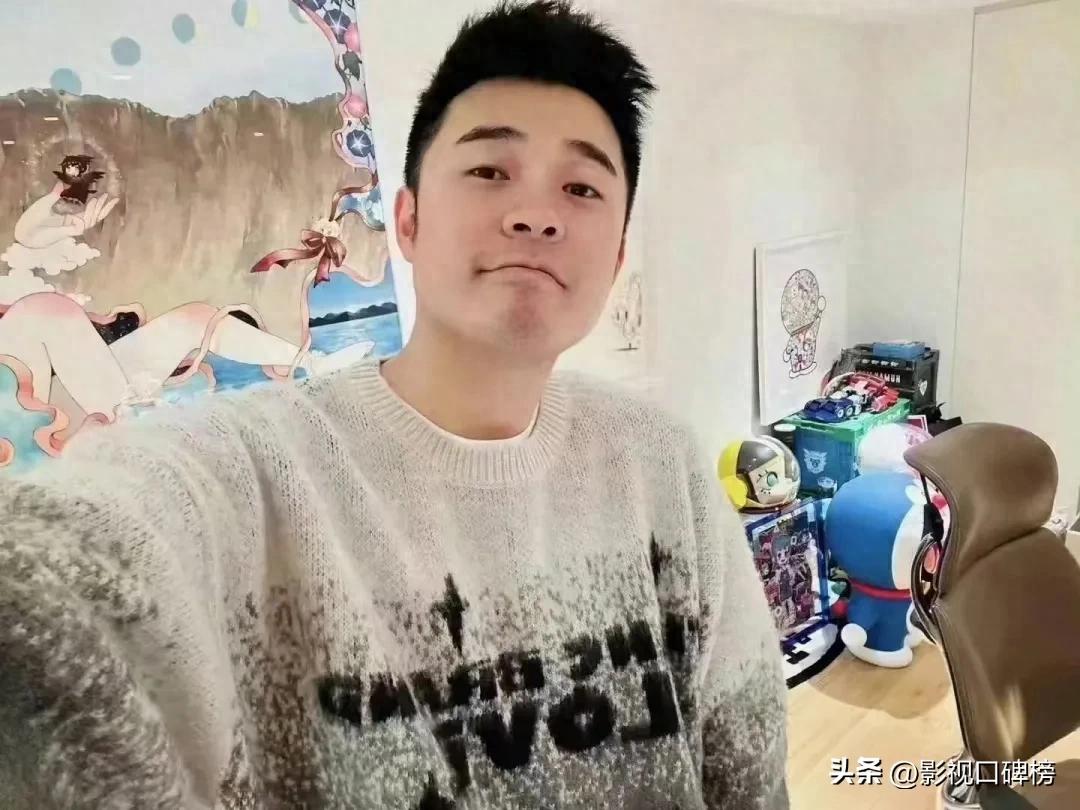 陈赫晒女儿画画，桌面凌乱全是玩具很邋遢
