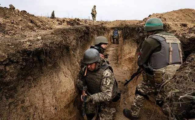 乌克兰武装部队在库尔斯克地区击退俄军六波凌厉攻进攻
在库尔斯克广袤的战场上，乌克