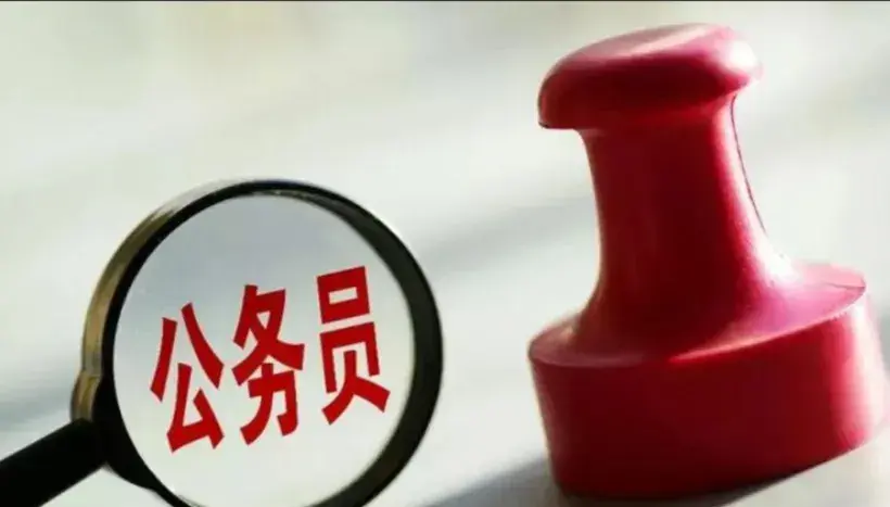 美国公务员人数猛破2400万大关，中国紧随其后达到800万。美国人口约3.33亿