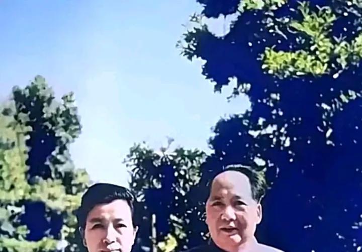 1965年毛主席在上海留下珍贵合影照片中毛主席精神矍铄1965年，72岁的毛主席
