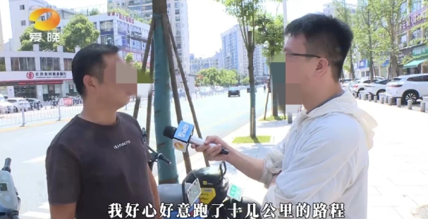 湖南长沙，一男子捡到一部手机后，看到手机因电量低关机，便放在了摩托车后备箱，准备