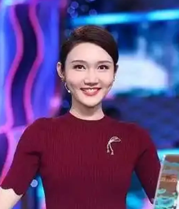 同样号称中央明嘴，最美主持人，中央一组，她们两个你更喜欢谁呢？