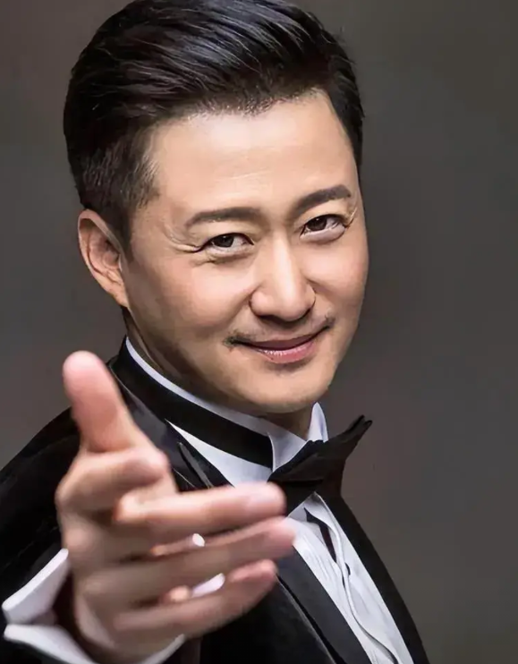 最近网上关于吴京的争议可不少。有人说吴京的导演事业可能要走下坡路了，甚至还有人表