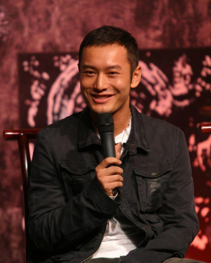有一次主持人问黄晓明：“拍摄《烈火英雄》，你的片酬多少？”
黄晓明不假思索地说：
