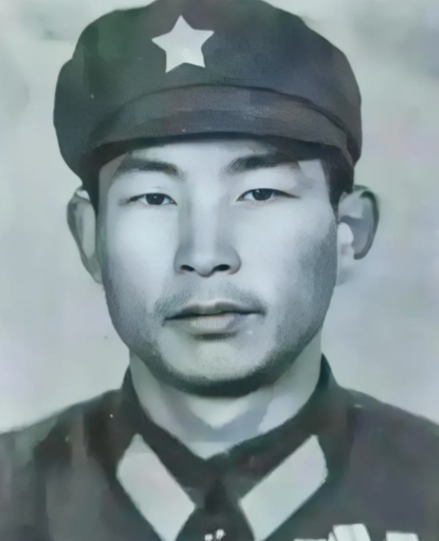 1980年，许明习刚刚炸毁了一座碉堡，旋即被敌人包围，越军见他孤立无援，且弹药已