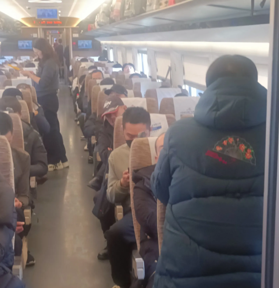 在南京南站，遭遇了一个骗局。说出来给大家提个醒，差一点就被骗得倾家荡产了。
有一