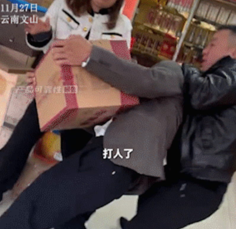 云南，一男子出差路过附近烟酒店，花7200元购买一箱酒，扫防伪码时竟发现直接跳转