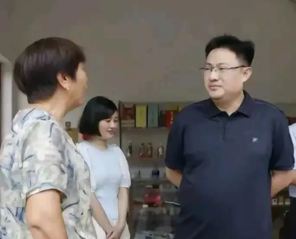 刚才我又看到一个消息，李佩霞乡领导的位置已经被人取代了，换人了，那这就说明她重新