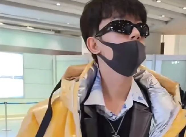 李明德在上海买衣服时被拍到，暴露了这次去上海的行程。