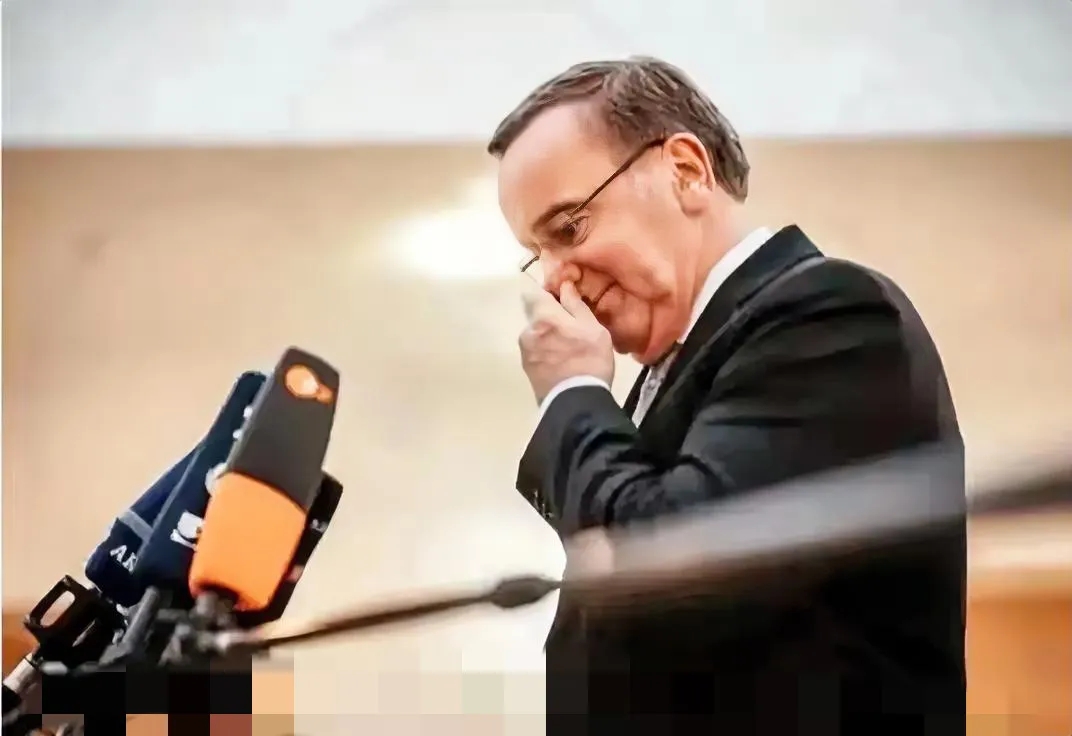 德国防长在基辅摔文件！现场保镖突然拔枪上膛
基辅议会监控视频显示：三张A4纸从德